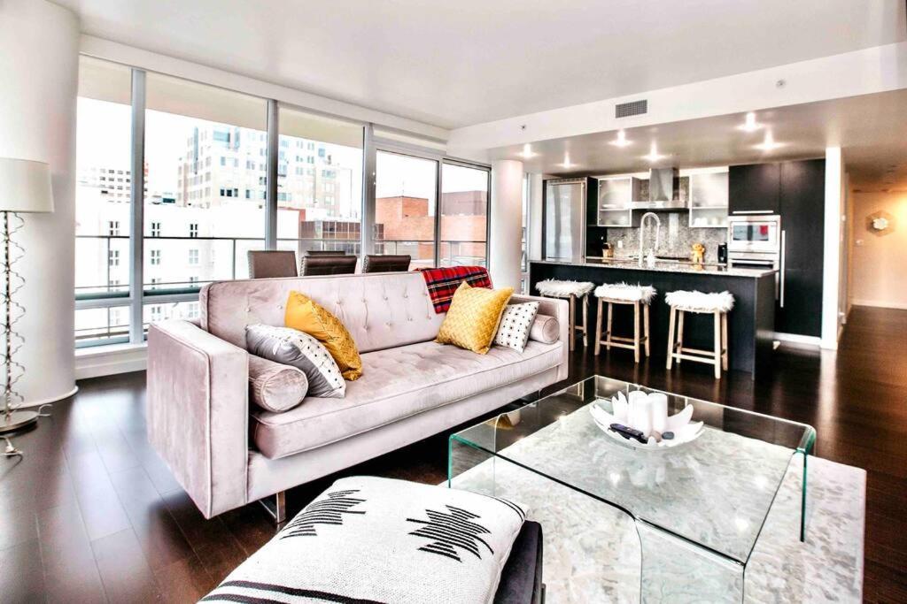 Victoria'S Best Location 2 Bedroom Luxe Condo Eksteriør billede