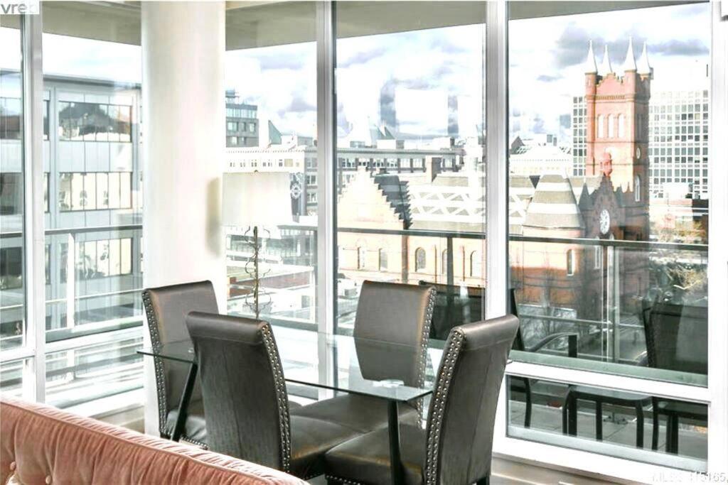 Victoria'S Best Location 2 Bedroom Luxe Condo Eksteriør billede