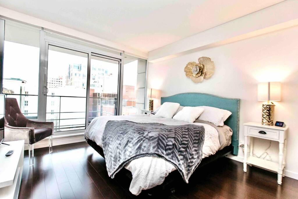Victoria'S Best Location 2 Bedroom Luxe Condo Eksteriør billede