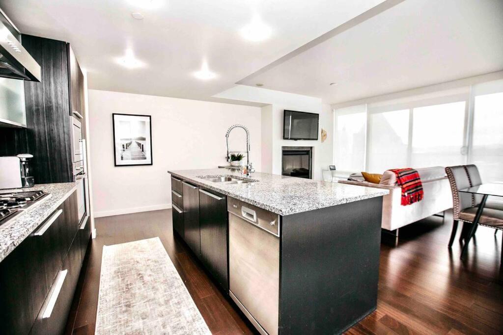Victoria'S Best Location 2 Bedroom Luxe Condo Eksteriør billede